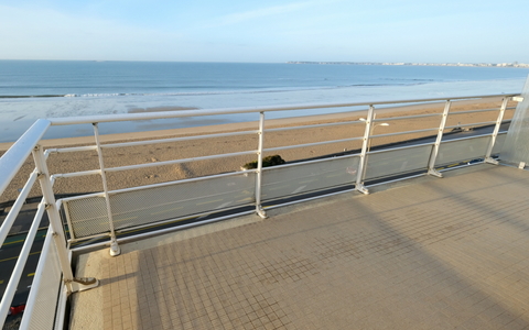 RARE ! DERNIER ETAGE FACE MER avec VUE PANORAMIQUE sur toute la BAIE
