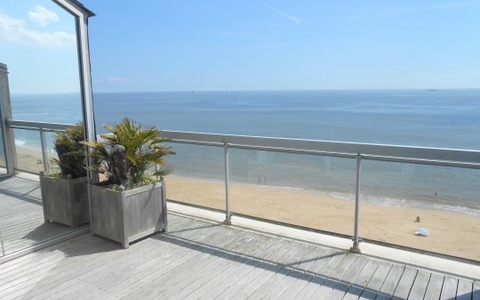 RARE ! DERNIER ETAGE FACE MER sur la PLAGE de BONNE SOURCE