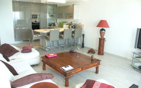 Grand APPARTEMENT 4 PIECES FACE MER