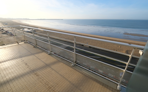 RARE ! DERNIER ETAGE FACE MER avec VUE PANORAMIQUE sur toute la BAIE