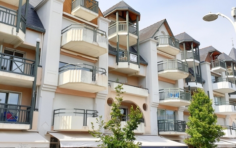 LA BAULE plein CENTRE T3 en TRIPLEX