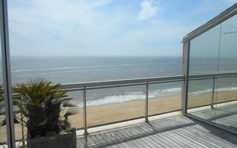 RARE ! DERNIER ETAGE FACE MER sur la PLAGE de BONNE SOURCE